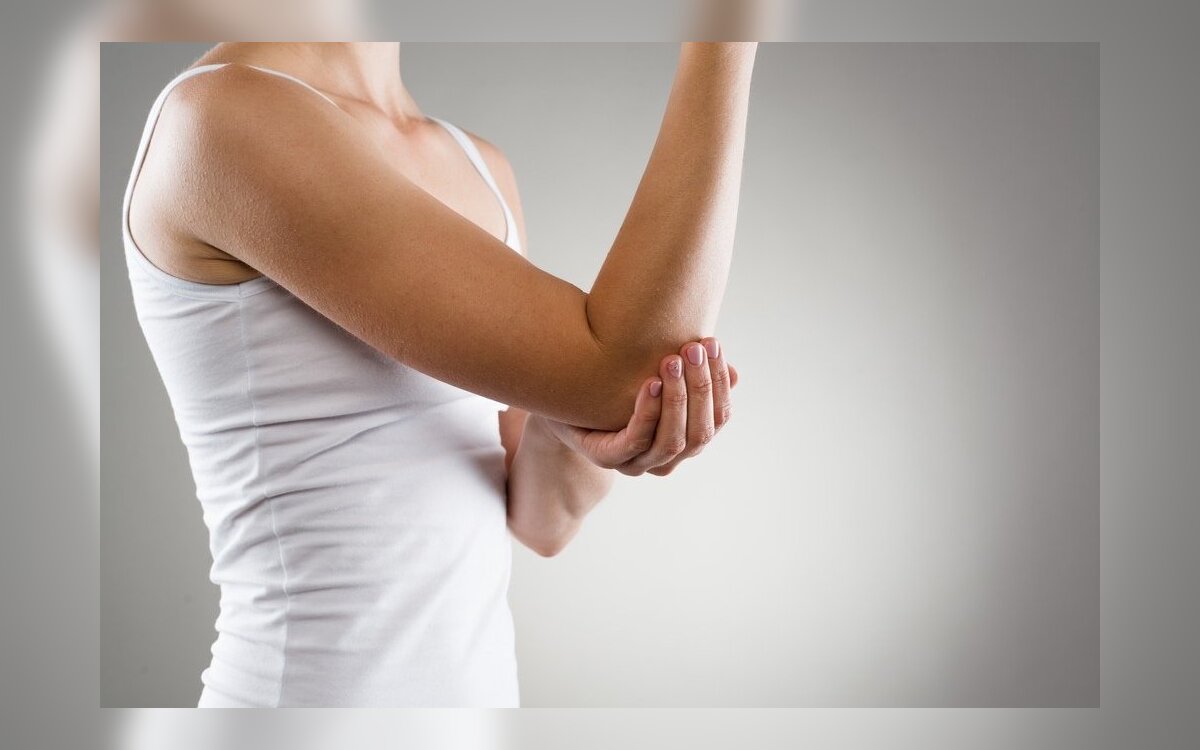 skausmas alkūnės rankos nėra ištiesinimą migracijos skausmas raumenyse ir sąnariuose