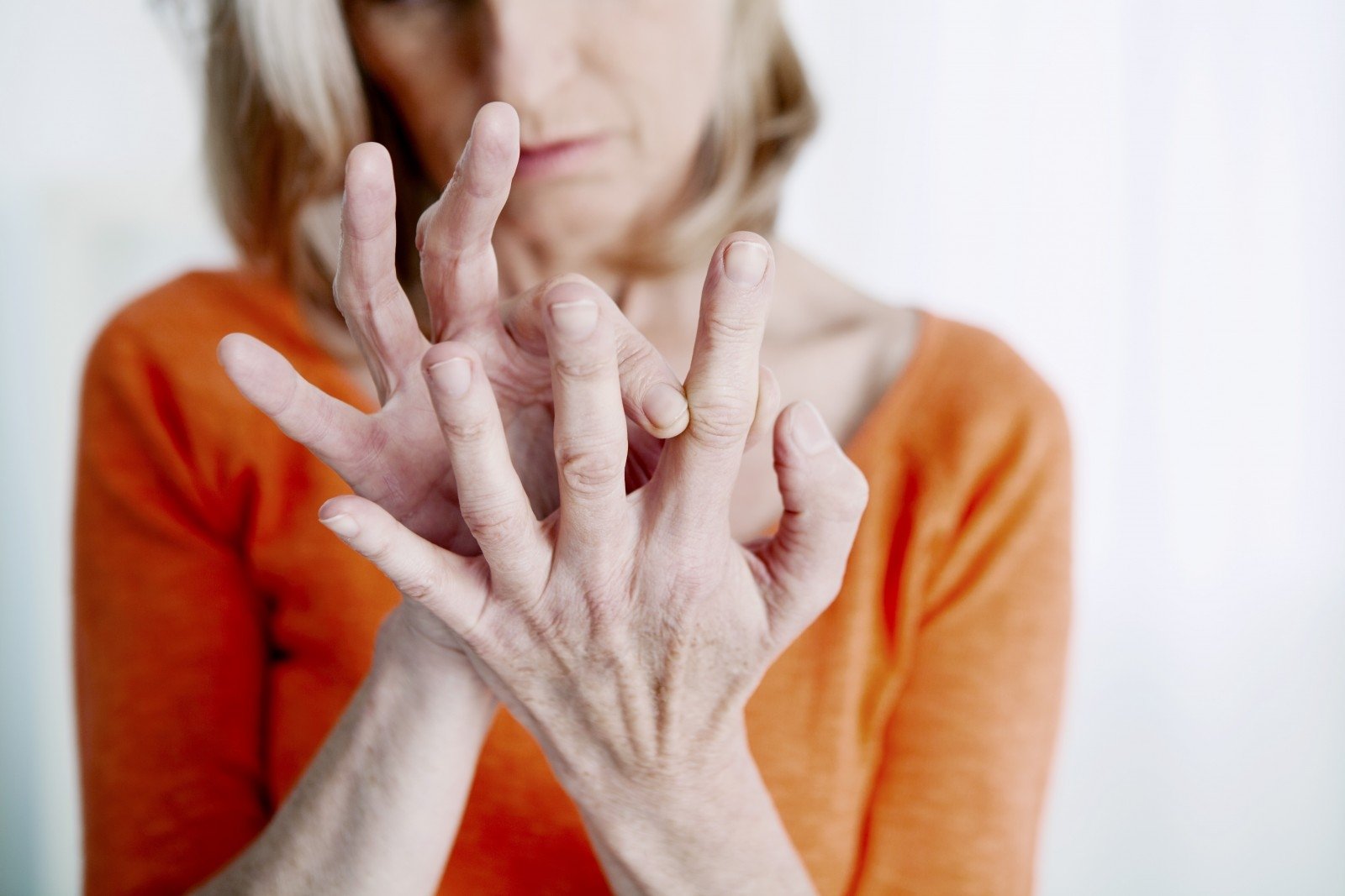 kas yra elgiamasi su alkūnės sąnario artritas rankiniai išsipučia