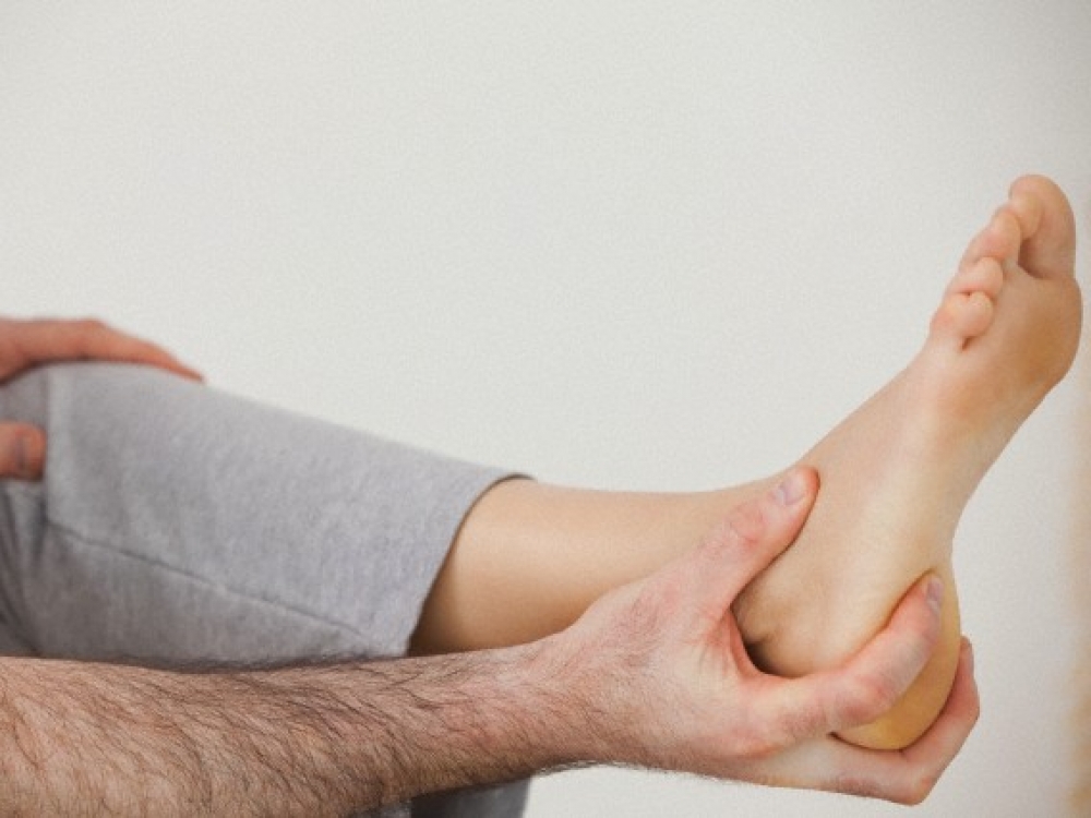 ką daryti su pėdos sąnarių skausmo