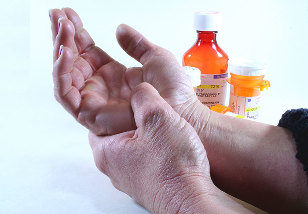 skauda peti keliant ranka artritas iš piršto pėdos