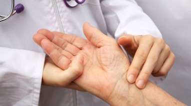 reumatoidinis artritas ant rankų vaistai nuo koju skausmo