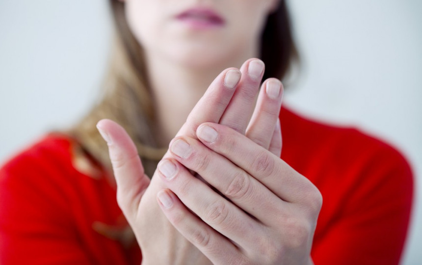 skauda sąnarį dėl dešinės rankos piršto osteochondrozė vertinimas